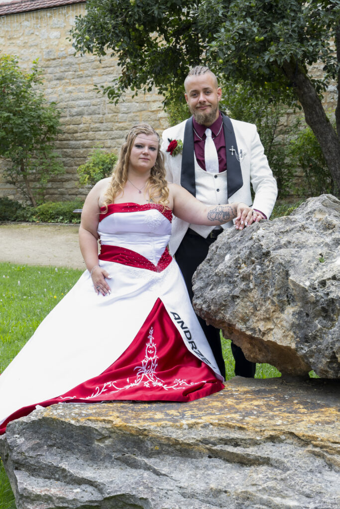 Hochzeit im Standesamt Schloss Treuchtlingen. Das Brautpaar steht im Schlosspark.