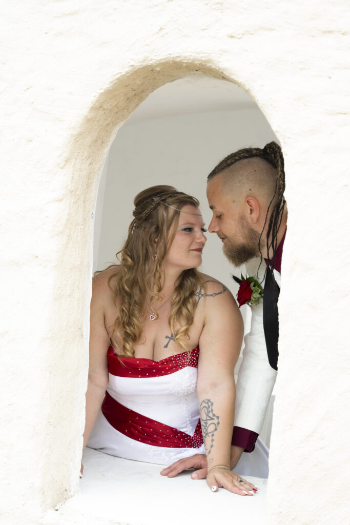 Hochzeit im Standesamt Schloss Treuchtlingen. Das Brautpaar küsst sich am Fenster.