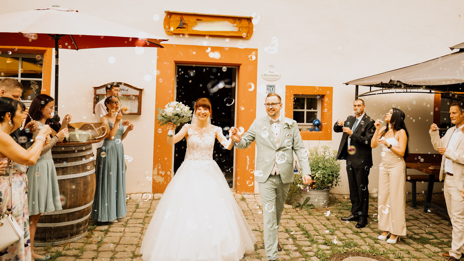 Ein strahlendes Hochzeitspaar