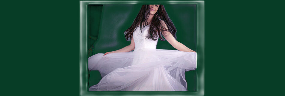 Eine Braut in einem weißen Hochzeitskleid