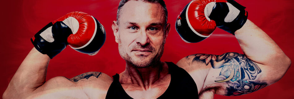 Boxer vor rotem Hintergrund